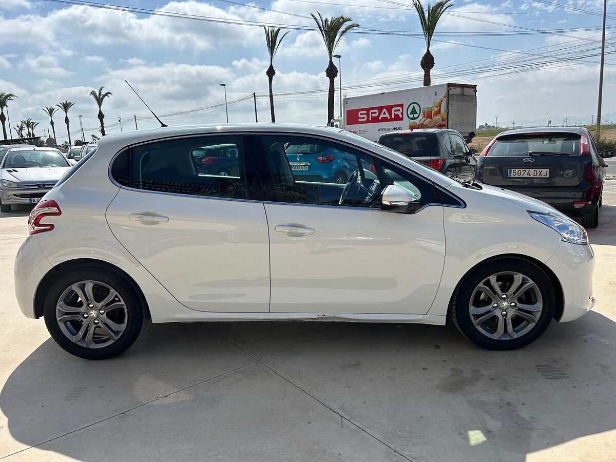 PEUGEOT 208 1.6 HDI ALLURE AUTO SPANISH LHD IN SPAIN 51000 MILES STUNNING 2015