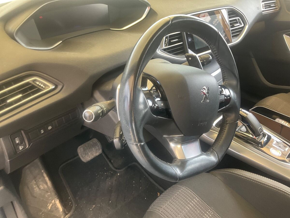 COMING SOON PEUGEOT 308 ALLURE 1.2 PURETECH AUTO SPANISH LHD IN SPAIN 31000 MILES SUPER 2020